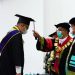 Rektor Unand Prof Yuliandri memindahkan jambul wisudawan