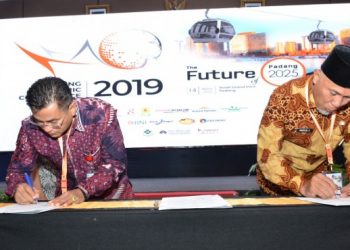 Direktur Politeknik Negeri Padang, Surfa Yondri (kiri) bersama Walikota Padang Mahyeldi Ansharullah (kanan), meneken kesepakatan kerjasama di acara Padang Economic Conference 2019 di Hotel Grand Inna Muara Padang, Kamis 14 Maret 2019.