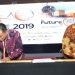 Direktur Politeknik Negeri Padang, Surfa Yondri (kiri) bersama Walikota Padang Mahyeldi Ansharullah (kanan), meneken kesepakatan kerjasama di acara Padang Economic Conference 2019 di Hotel Grand Inna Muara Padang, Kamis 14 Maret 2019.