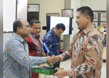 GM PLN UIW Sumbar menyampaikan apresiasi atas pengabdian Yeserianto, Paris El Hakim dan Candra Afeli selama di PLN UIW Sumbar pada kegiatan pisah sambut pejabat PLN lingkungan tersebut pada Rabu (3/7)