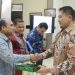 GM PLN UIW Sumbar menyampaikan apresiasi atas pengabdian Yeserianto, Paris El Hakim dan Candra Afeli selama di PLN UIW Sumbar pada kegiatan pisah sambut pejabat PLN lingkungan tersebut pada Rabu (3/7)