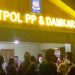 Suasana di depan kantor Satuan Pol PP-Damkar Kabupaten Pesisir Selatan, Kamis malam (14/2)