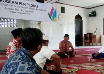 Deputi Manager Hukum dan Humas PLN Wilayah Sumbar, Remialis saat berbincang dengan Kepala Asrama TNI AD Ganting