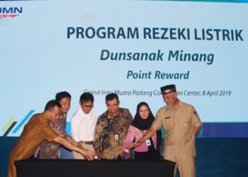 Peluncuran program Rezeki Listrik Dunsanak Minang Point Reward di Hotel Grand Inna Muara Padang, Senin (8/4)