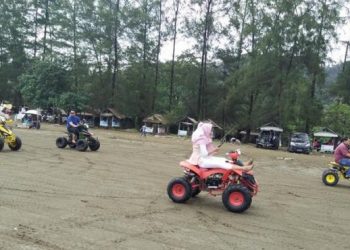 Wisatawan bermain Motor ATV di Pantai Air Manis Padang