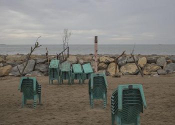 Pantai Padang dalam keadaan sepi tanpa pengunjung