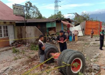 Kondisi truk usai tabrakan dengan bus dan  juga menabrak sejumlah rumah warga di Nagari Panyalaian Tanah Datar