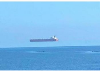 Sebuah kapal terlihat melayang di atas laut.