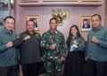 Wakil Ketua Komisi I DPR RI Abdul Kharis Almasyhari (kanan) foto bersama calon Panglima TNI Jenderal Andika Perkasa