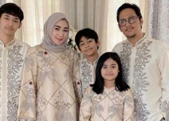 Andre Taulany bersama istri dan anaknya