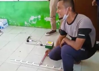 Romi Mardela dengan alat tes kemampuan fisik yang dikembangkannya.