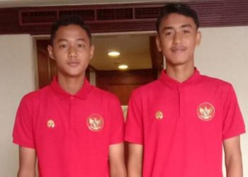 Dua pemain SKO Sumbar Muhammad Rival (kiri) dan Bintang Ar Rahim (kanan) saat berseragam Timnas