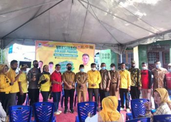 ANTUSIAS: Ketua DPD Golkar Padang Iqra Chissa bersama pengurus Partai Golkar bersama Forkompica Pauh dan tokoh masyarakat dalam gerakan vaksinasi massal Golkar Padang, Senin (13/12)