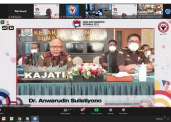 Kajati Sumbar Dr. Anwarudin Sulistiyono,saat menjadi pemateri lada seminar anti korupsi yang digelar PT Semen Padang.