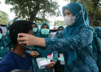 Pemasangan masker kepada anak, untuk menghindari penularan virus Covid19