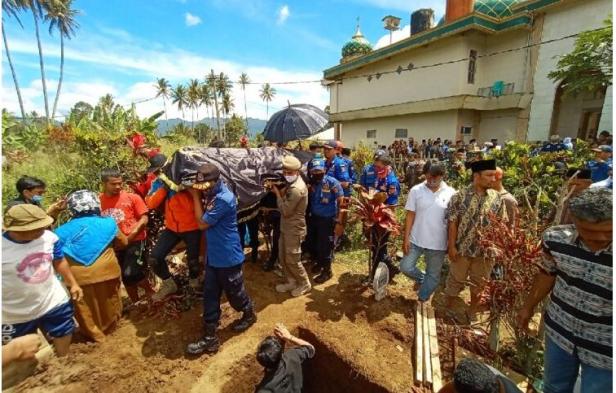 Proses pemakaman Kadis Koperindag Agam Fatimah, Selasa 9 Februari 2021.