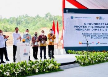Presiden Joko Widodo melakukan groundbreaking proyek hilirisasi batu bara menjadi dimetil eter (DME) di Kabupaten Muara Enim, Provinsi Sumatera Selatan, pada Senin, 24 Januari 2022