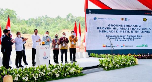 Presiden Joko Widodo melakukan groundbreaking proyek hilirisasi batu bara menjadi dimetil eter (DME) di Kabupaten Muara Enim, Provinsi Sumatera Selatan, pada Senin, 24 Januari 2022