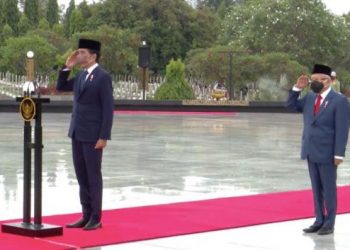 Presiden RI Joko Widodo (Jokowi) bertindak sebagai inspektur upacara pada Upacara Ziarah Nasional dalam rangka Peringatan Hari Pahlawan tahun 2021, Rabu (10/11/2021) pagi.