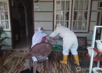 Petugas Satgas Covid-19 Lima Puluh Kota mengambil sampel swab warga Durian Gadang