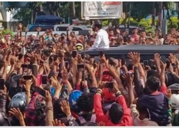 Kerumunan massa menyambut kehadiran Jokowi saat berkunjung ke Maumere, Kabupaten Sikka, NTT