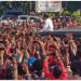 Kerumunan massa menyambut kehadiran Jokowi saat berkunjung ke Maumere, Kabupaten Sikka, NTT