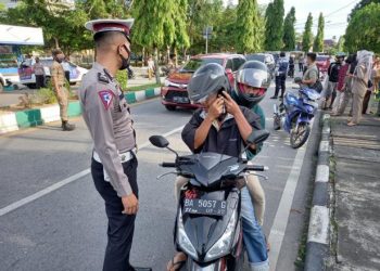 Petugas melakukan pemeriksaan protokol kesehatan