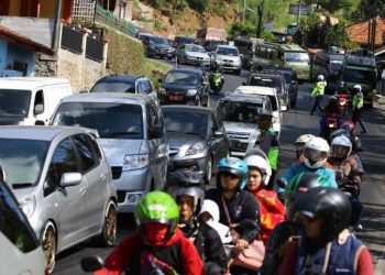 Seharusnya mengumumkan pengetatan dan disiplin transportasi serta pergerakan orang selama libur lebaran itu tidak secepat ini, sehingga tidak mematahkan optimisme masyarakat yang berharap ada pergerakan ekonomi,