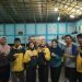 Dua pesilat Paguyuban Perisai Diri 1955 Sumbar bersama pelatih dan official usai menerima medali kejuaraan pwncak silat STIE Sakti Alam - CUP I