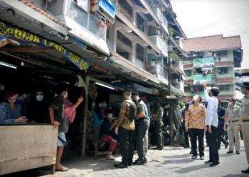 Presiden Jokowi didampingi Menkes Budi G. Sadikin dan Gubernur DKI Anies Baswedan saat peninjauan vaksinasi massal COVID-19, di Rumah Susun Tanah Tinggi, Jakarta, Senin (14/06/2021)