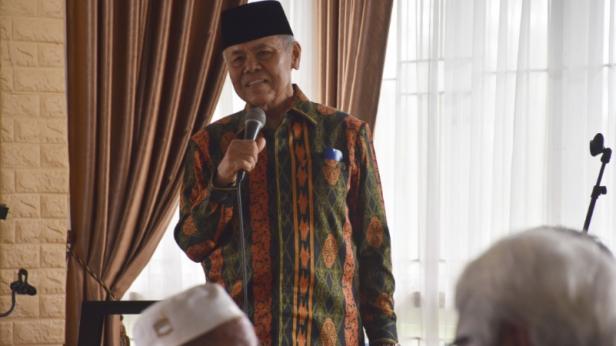 Mantan Wakil Walikota Padang Emzalmi memberikan kata sambutan saat menghadiri acara silahturahmi Paguyuban Alumni STM Negeri Padang, Sabtu (18/12/2021).