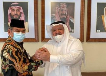 Plt Dirjen Penyelenggaraan Haji dan Umrah Khoirizi dan  Duta Besar Arab Saudi di Jakarta, Esham Altsaqafi.