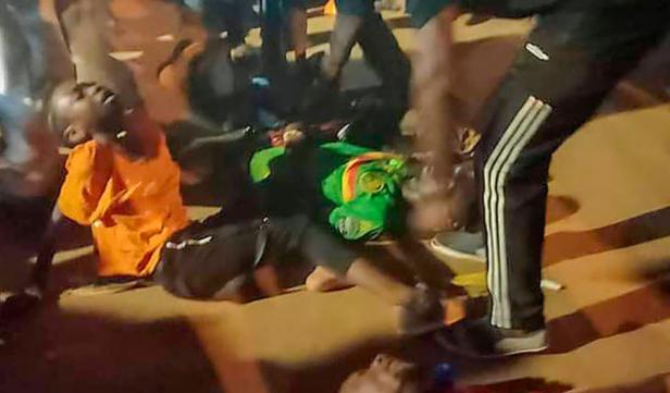 Orang-orang membantu korban terinjak-injak di luar stadion yang menjadi tuan rumah pertandingan sepak bola Piala Afrika di Yaounde, Kamerun, Senin 24 Januari 2022.