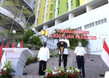 Presiden Joko Widodo didampingi Menteri PUPR Basuki Hadimuljono dan Gubernur DKI Jakarta Anies Baswedan saat meresmikan Rusun Pasar Rumput, Senin (20/09/2021)