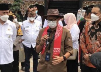 Sandiaga Uno saat diwawancara wartawan pada kunjungannya ke Sumbar.