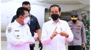 Presiden Joko Widodo atua Jokowi tiba di Kepulauan Riau lewat Bandara Raja Haji Fisabilillah, Rabu (19/5/2021).