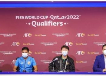 Pelatih Timnas Indonesia, Shin Tae-yong bersama gelandang sekaligus kapten tim Evan Dimas saat jumpa pers sehari jelang melawan Thailand di ajang Kualifikasi Piala Dunia 2022 zona Asia