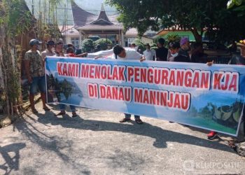 Puluhan petani KJA Maninjau datangi Kantor Camat Tanjung Raya