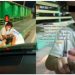 Momen kakak beradik duduk lesu di jalan, kisahnya mengharukan