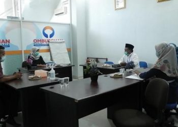 Kepala Sekolah SMKN 2 Padang memberikan keterangan kepada Ombudsman Sumbar terkait isu mewajibkan berjilbab