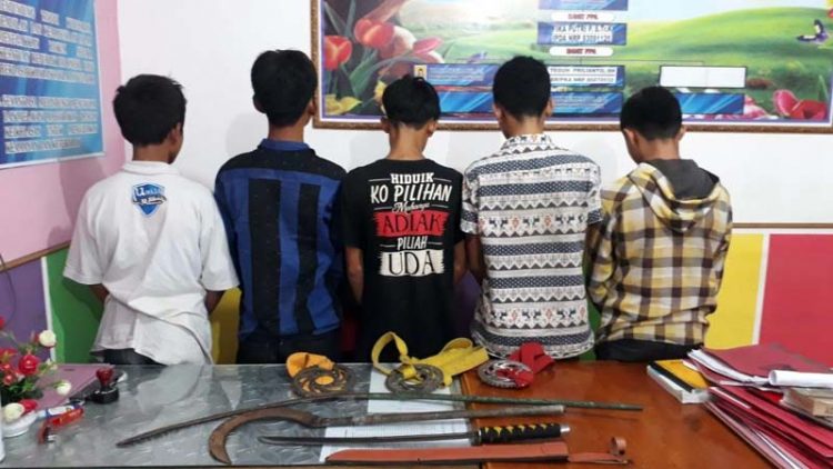 Lima dari 32 pelajar yang ditangkap polisi karena tawuran di Kota Solok.