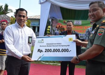 PLN menyerahkan bantuan senilai 200 Juta Rupiah dalam kegiatan KB-Kesehatan Kota Padang