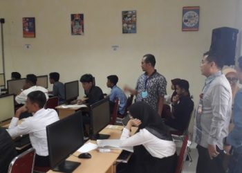 Direktur PNP Surfa Yondri bersama pihak PLN meninjau seleksi UMBK mahasiswa baru kelas kerjasama.