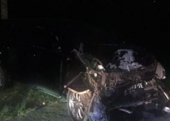 Salah satu mobil yang rusak parah bagian depan yang mengalami kecelakaan di Nagari Saruaso