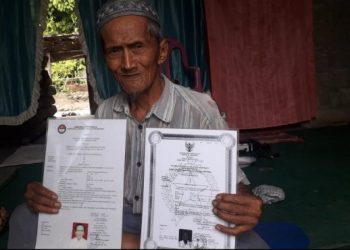 Nasir, memperlihatkan piagam kehormatan veteran saat ditemui di rumahnya di Padang Besi