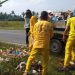 Petugas kebersihan dari DLH Kota Payakumbuh mengumpulkan sampah.