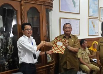 Serah terima dilakukan dari PH GM PLN Wilayah Sumbar yaitu Manajer Area Padang, Jhonni Putra, kepada PJ Bupati Kepulauan Mentawai, Syafrizal