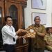 Serah terima dilakukan dari PH GM PLN Wilayah Sumbar yaitu Manajer Area Padang, Jhonni Putra, kepada PJ Bupati Kepulauan Mentawai, Syafrizal