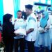 Penyerahan bantuan sembako oleh GM PLN UIW SUmbar Bambang Dwiyanto kepada kaum dhuafa, Kamis (2/5)