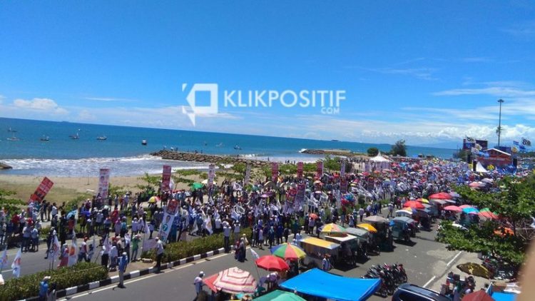 Massa saat kampanye akbar Prabowo Subianto di Danau Cimpago, Pantai Purus, Kota Padang, Selasa, 2 April 2019